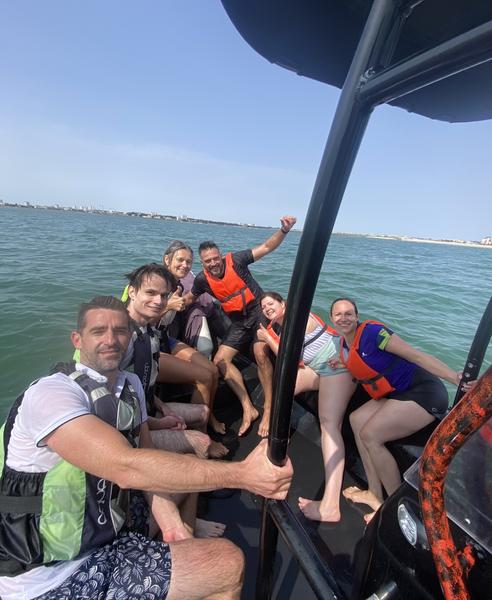 Un groupe de personne sur un bateau.