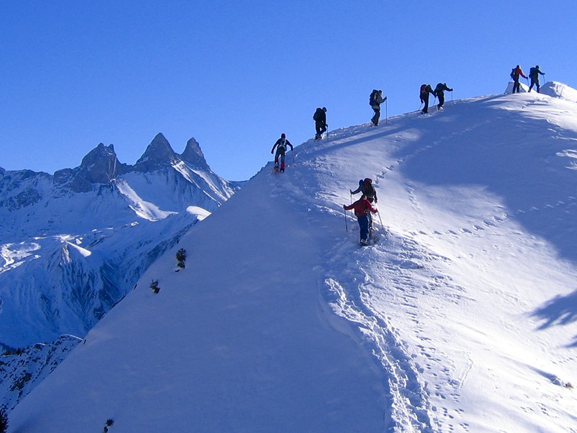 Groupe de randonneurs en raquettes à neige