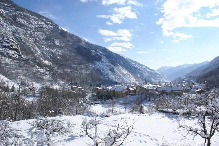 Vu sur le village et la vallée de la Tinée  