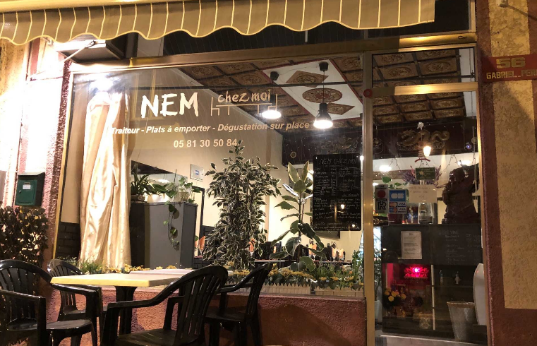 Façade du restaurant avec terrasse