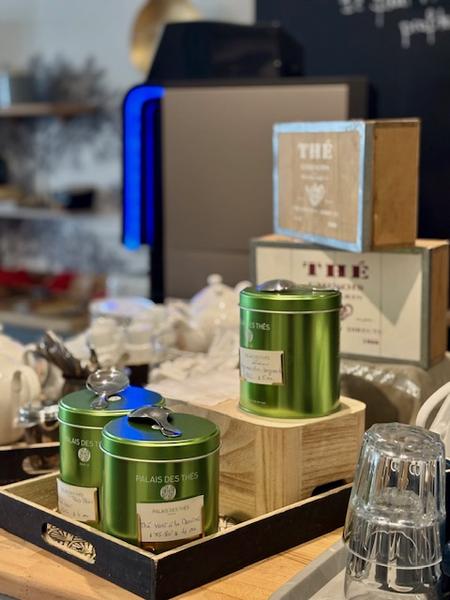 Des boîtes à thés sur le buffet du petit-déjeuner.