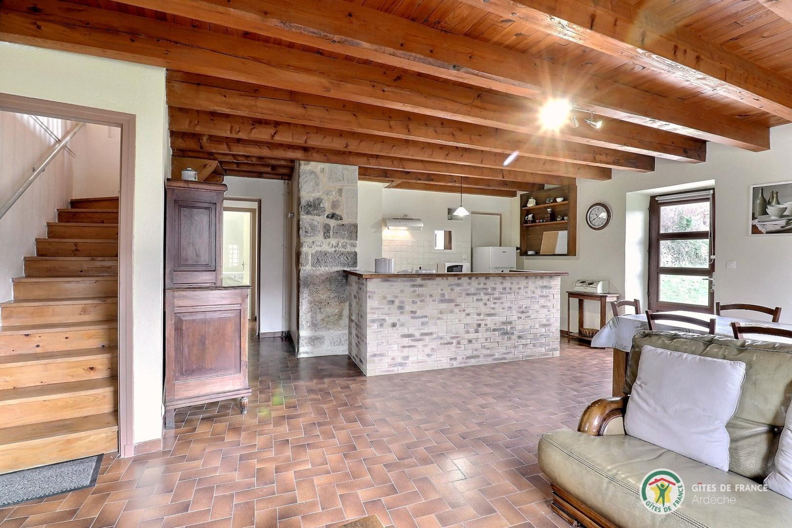 Grande pièce de vie de 38m² avec accès menant aux chambres