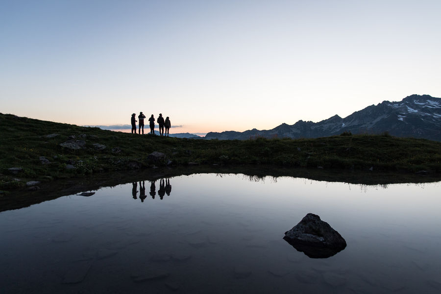 Amis au coucher de soleil au bord du lac Blanc