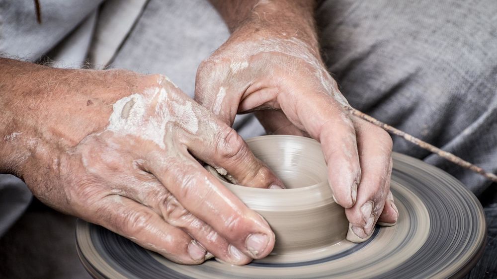 Summer workshops at La Frênaie - Hands in the clay