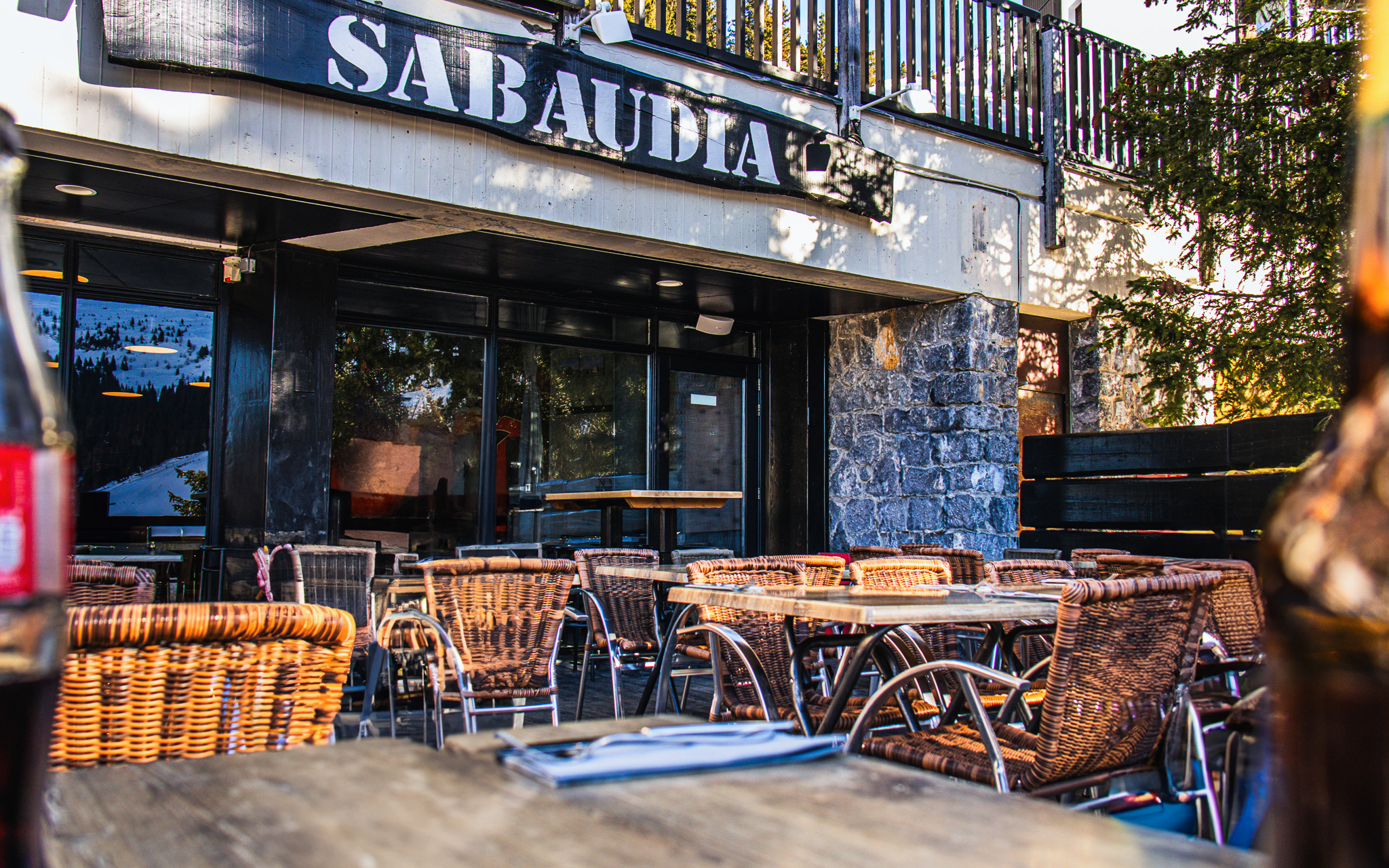 La terrasse extérieure du Sabaudia avec une vue sur la devanture