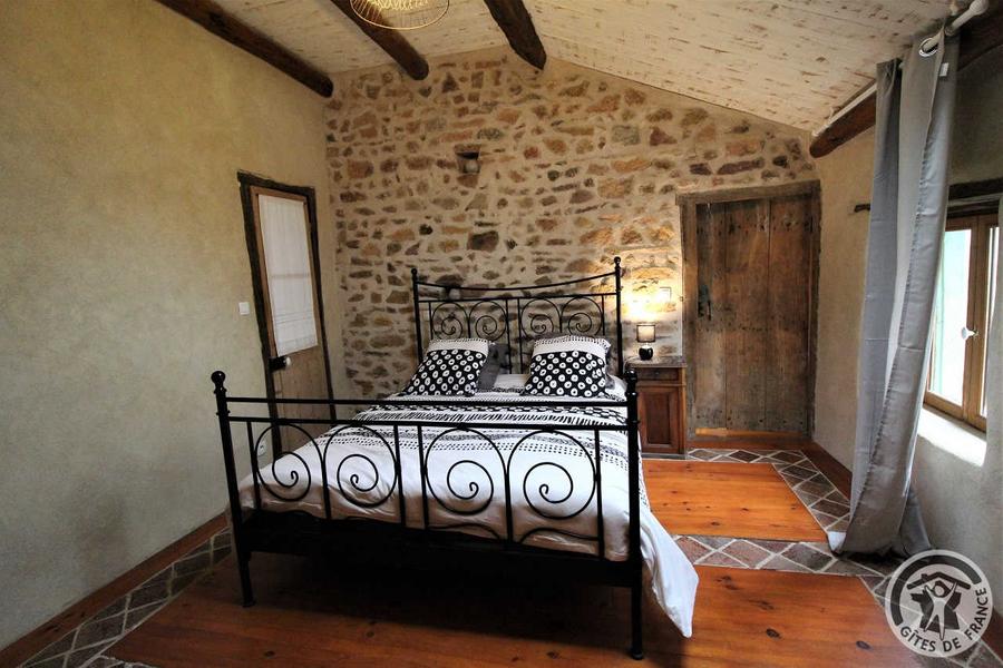 Grand Gîte \'Au Foin Tendre\' à Amplepuis (Rhône - Beaujolais Vert - proximité Lac des Sapins) : Chambre double avec dressing.