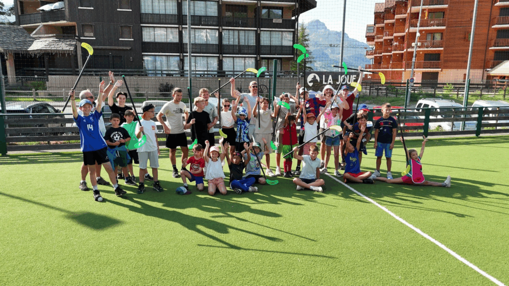 - © Association La Joue Initiation Hockey sur Gazon_La Joue du Loup - © Association La Joue