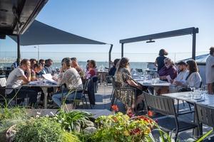 Terrasse extérieure avec clients