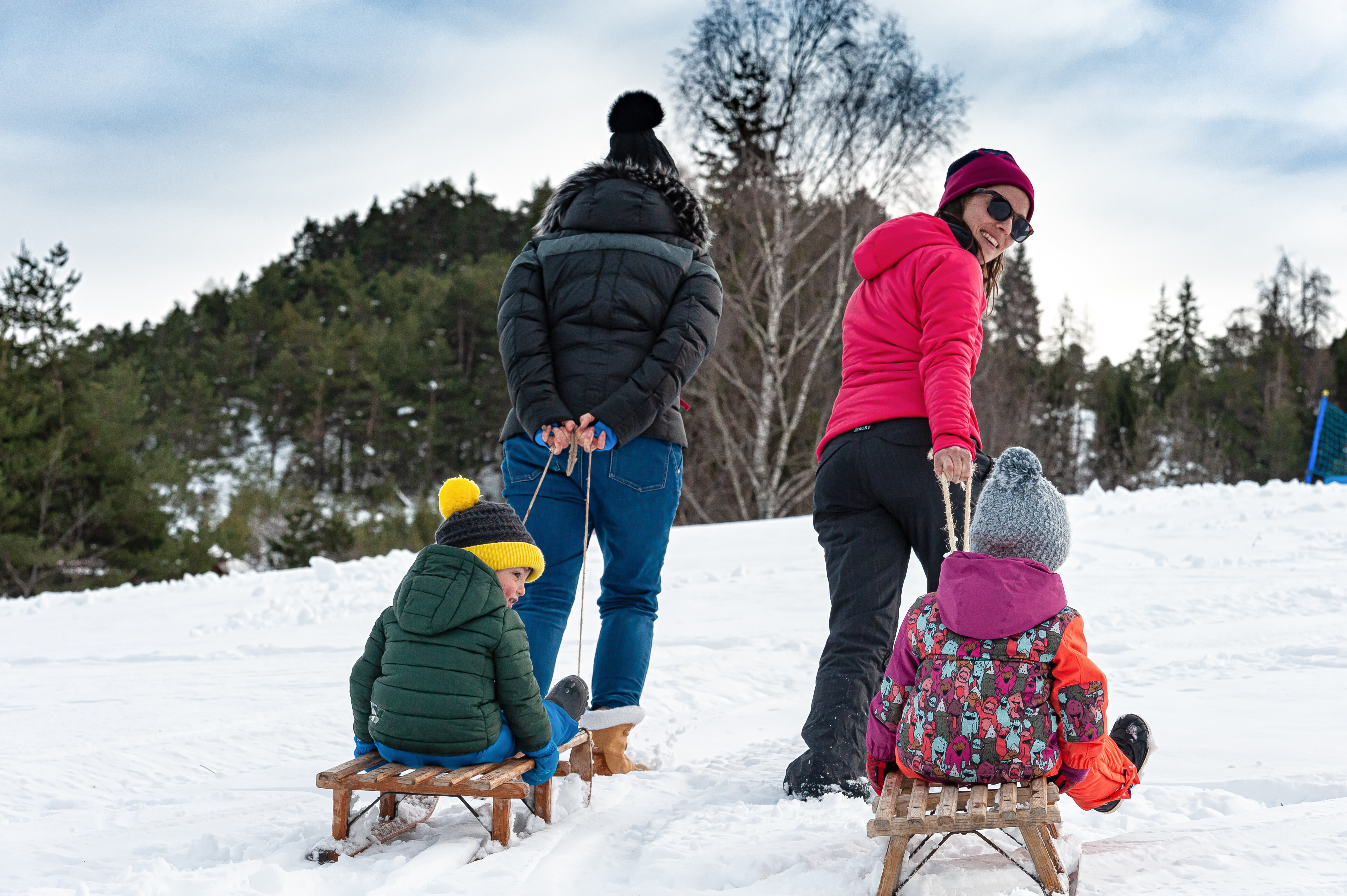 Enfants sur des luges