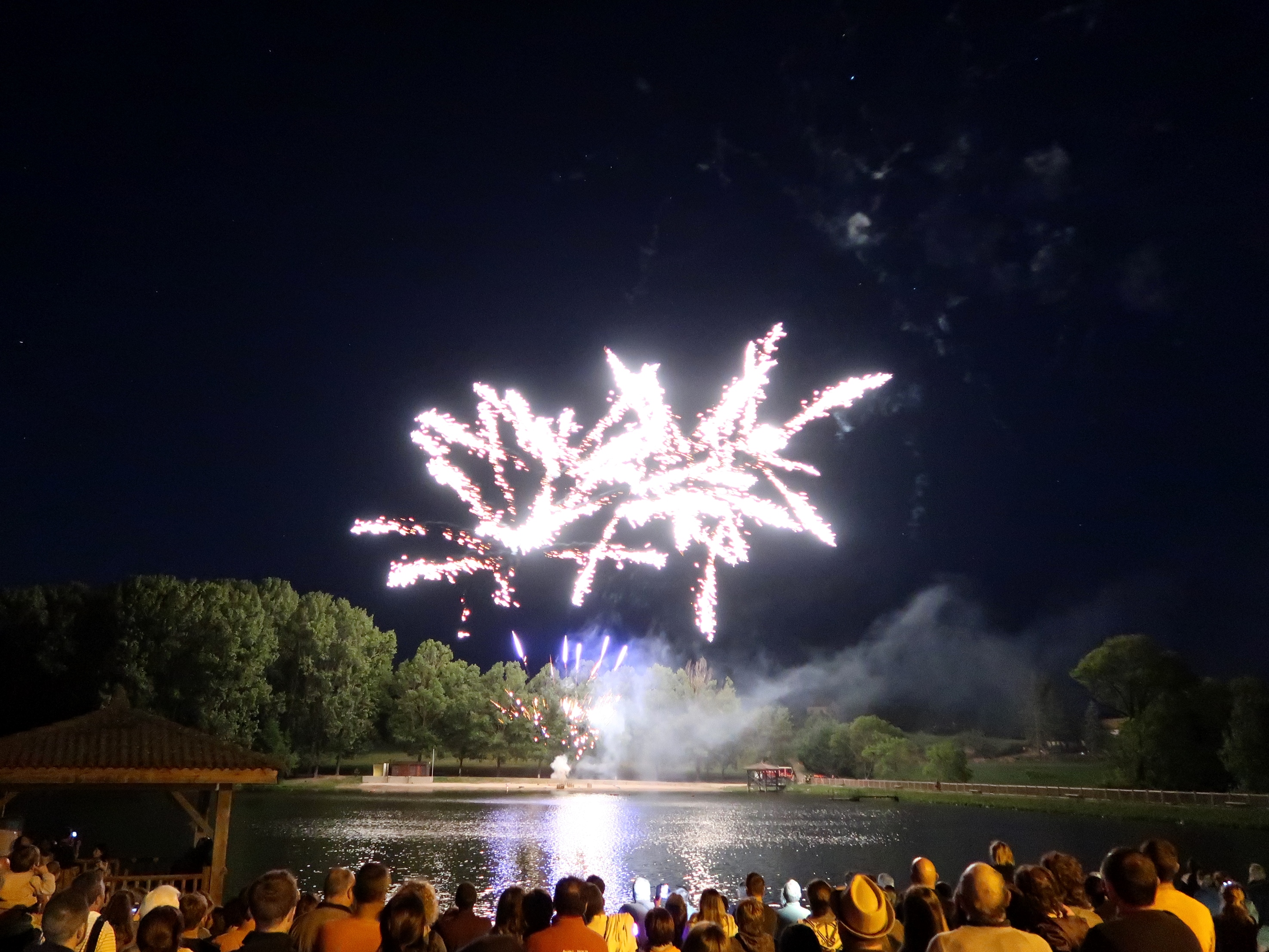 Feu d'artifice lors de la fête du village 