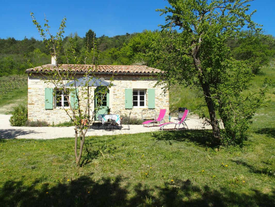 Le gîte, adossé à la colline de Pey-flacons