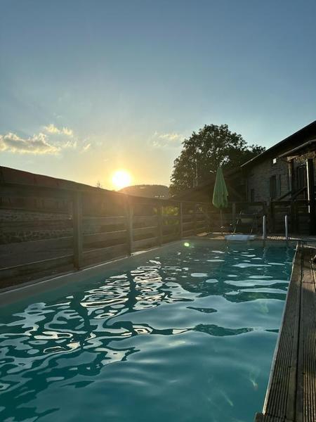 \'Gîte de Basse Comté\' (avec piscine chauffée) à Cublize (Rhône - Beaujolais Vert - Lac des Sapins) : le coucher de soleil sur la piscine.