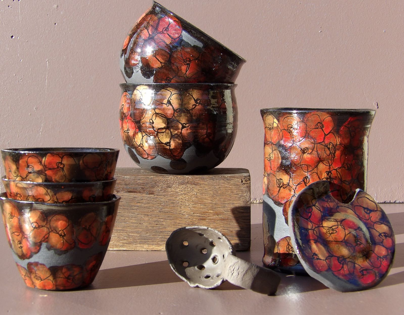 5 coupelles,, un mug et une passoire à thé individuelle