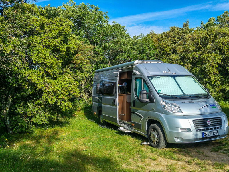 Camping-car garé dans la nature