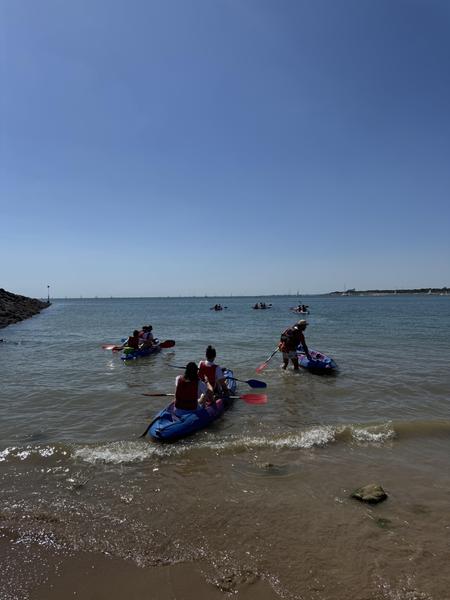 Des personnes prennant la mer sur des canoes.