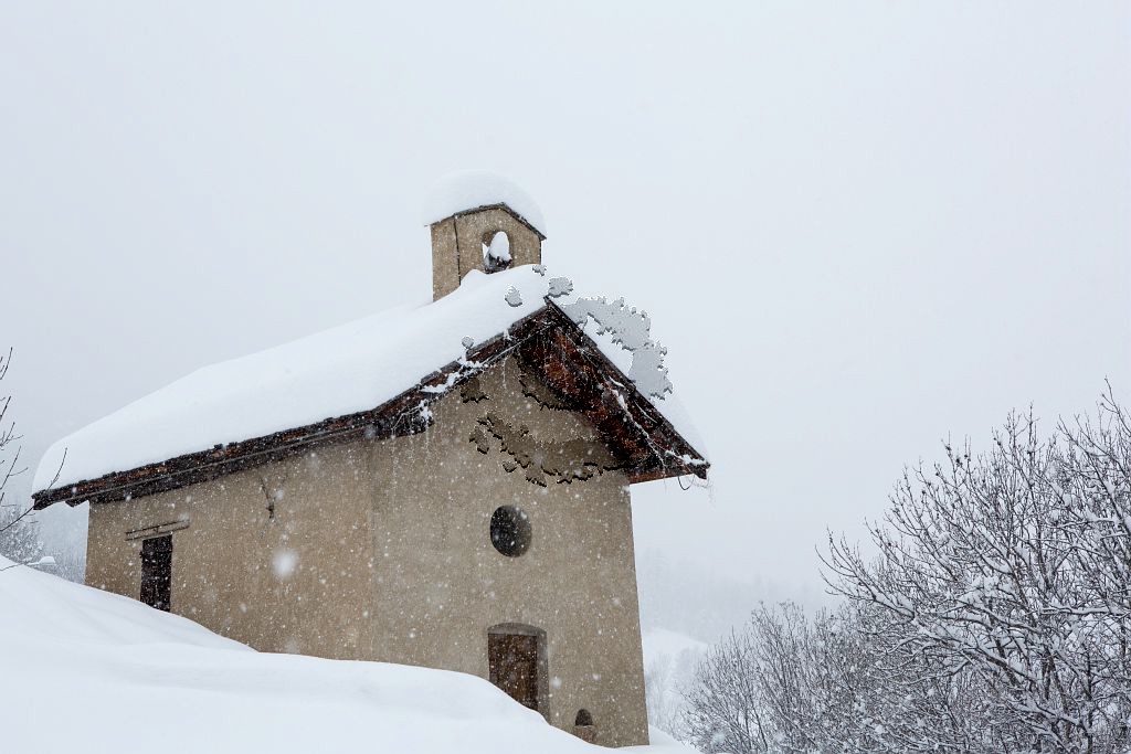 Village Puy-Saint-Vincent et chute de neige. Chapelle Saint Roch.