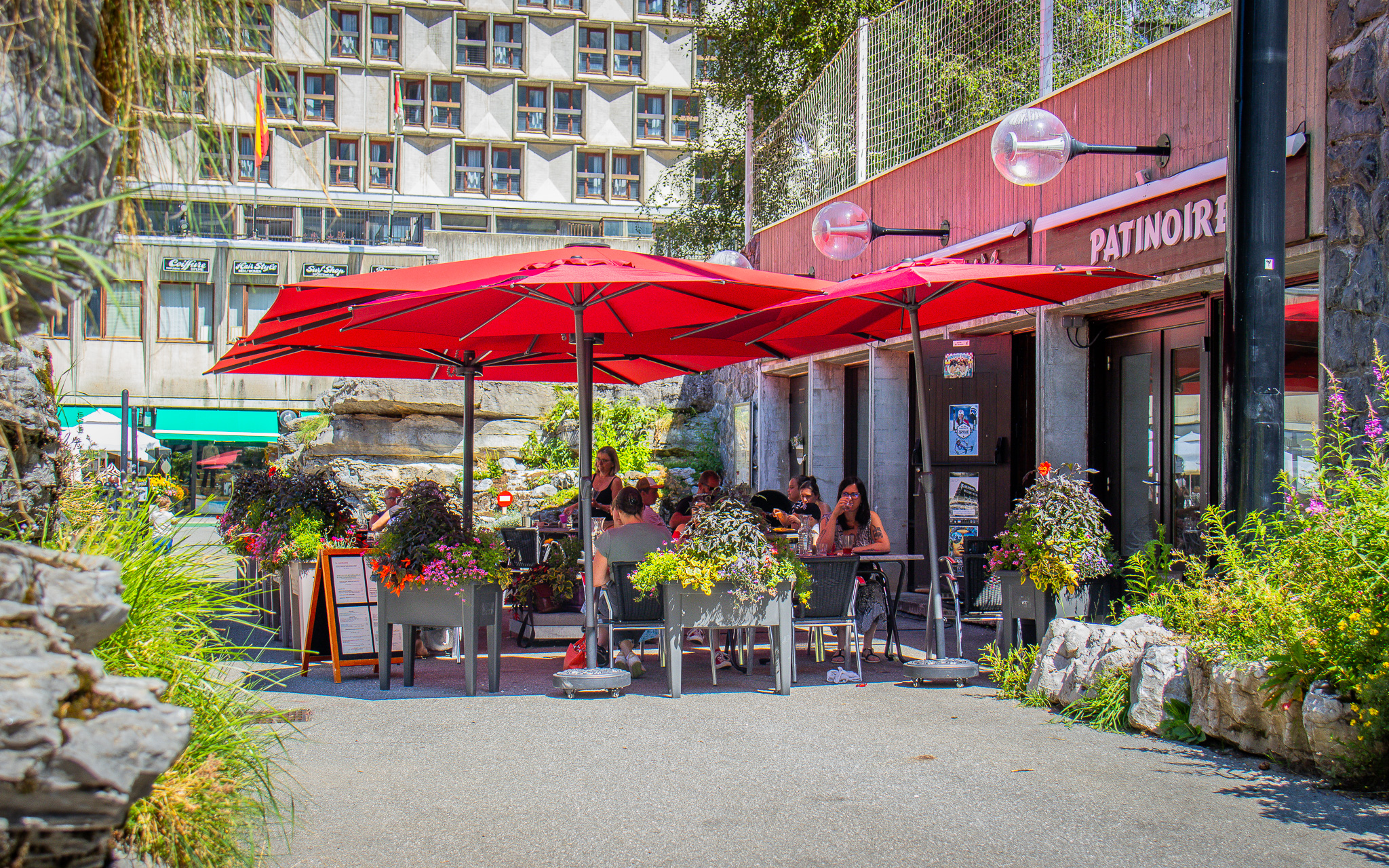 Extérieur du restaurant avec sa terrasse