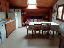 séjour avec coin cuisine, lumineuse (fenêtre et velux)