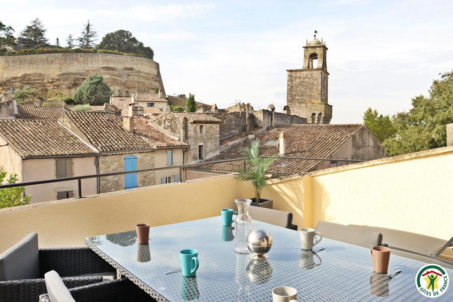 Terrasse de toit exposée plein sud avec salon de jardin et transats