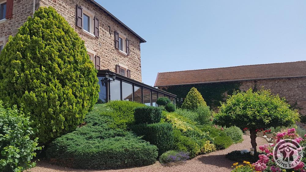 Chambres d\'hôtes \'La Ferme Fleurie\' à Thizy-Les-Bourgs, en Haut Beaujolais, dans le Rhône, proximité Roanne (42) et Lac des Sapins : La maison depuis les chambres d\'hôtes.