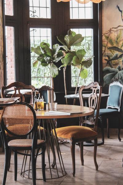 Restaurant interieur décoration coloniale moderne vue mer sur la rade de villefranche-sur-mer