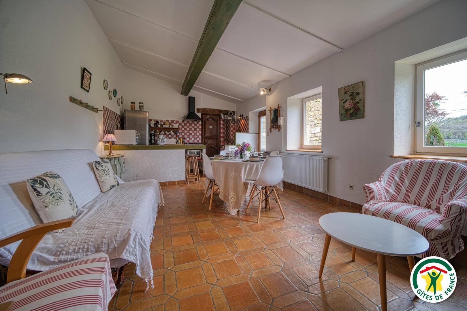 Le salon, le coin repas et la cuisine ouverte
