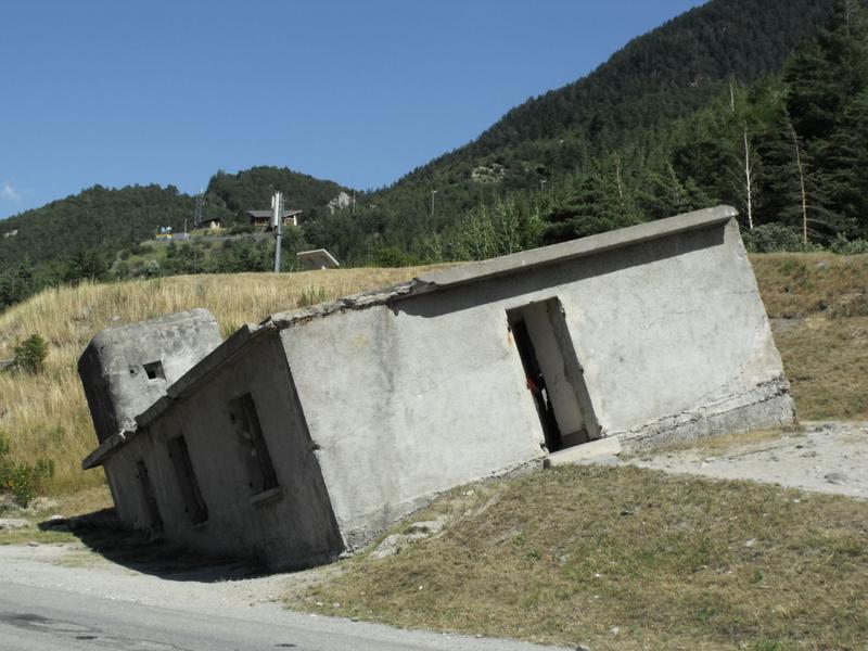 Vue extérieure de la maison penchée à Modane