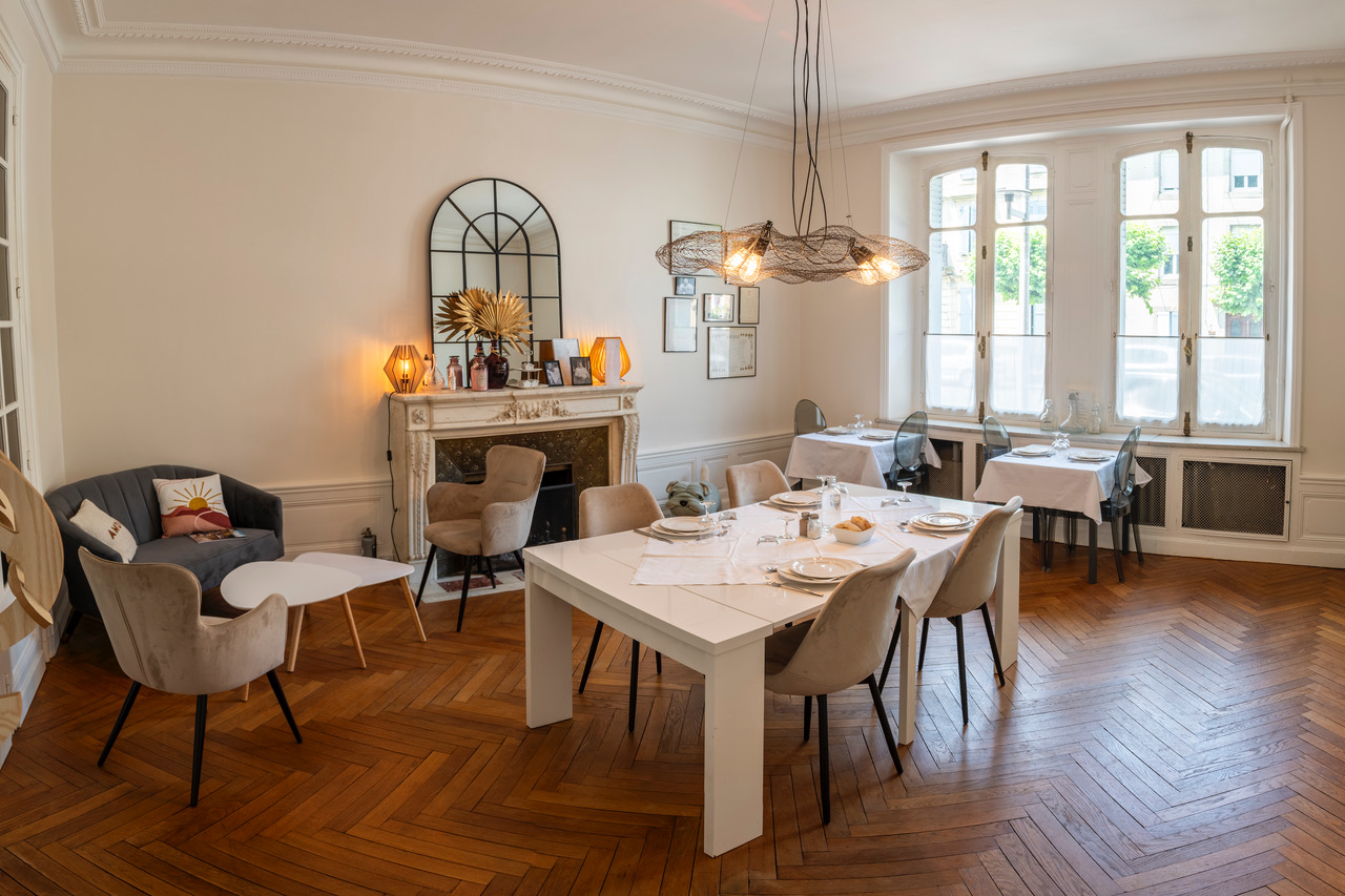 La_Grande_Maison-salle a manger