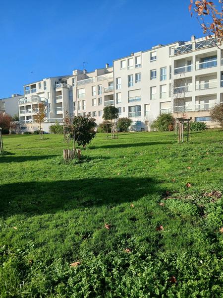 Vue sur la résidence depuis le parc, en bas de la résidence.