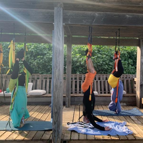 Séance de Yoga Aérien avec Peggy Lucido_Cavalaire-sur-Mer