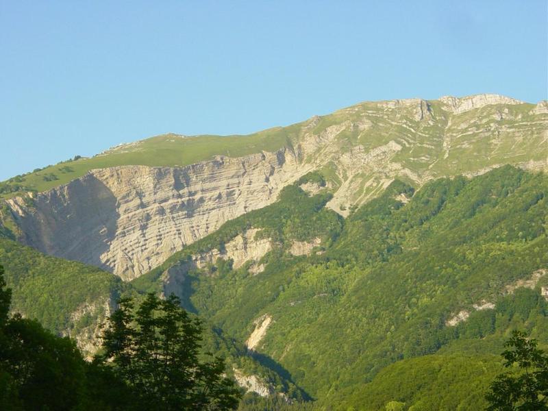 La haute chaine et la Roche de Lachat vu de la terrasse Est fin d'après midi d'été La haute chaine et la Roche de Lachat vu de la terrasse Est fin d'après midi d'été