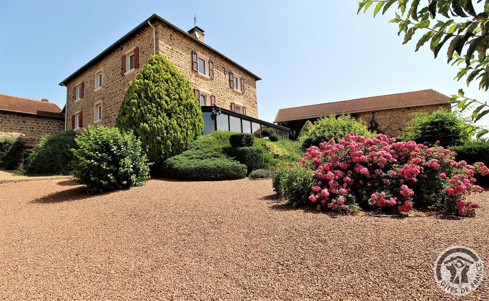 Chambres d\'hôtes \'La Ferme Fleurie\' à Thizy-Les-Bourgs, en Haut Beaujolais, dans le Rhône, proximité Roanne (42) et Lac des Sapins : la propriété.