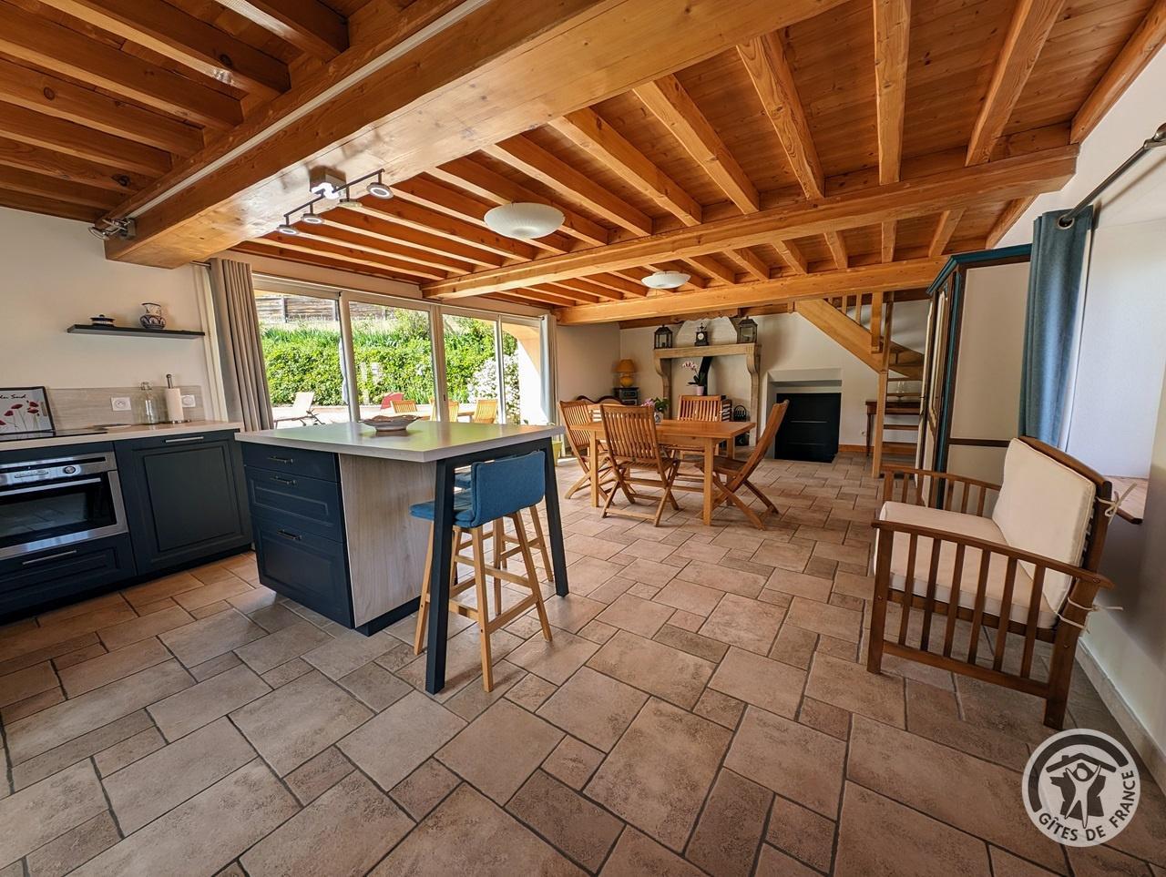 'Gîte des Vallons' à Vaugneray (Rhône - Ouest Lyonnais) : le séjour au rez-de-chaussée.