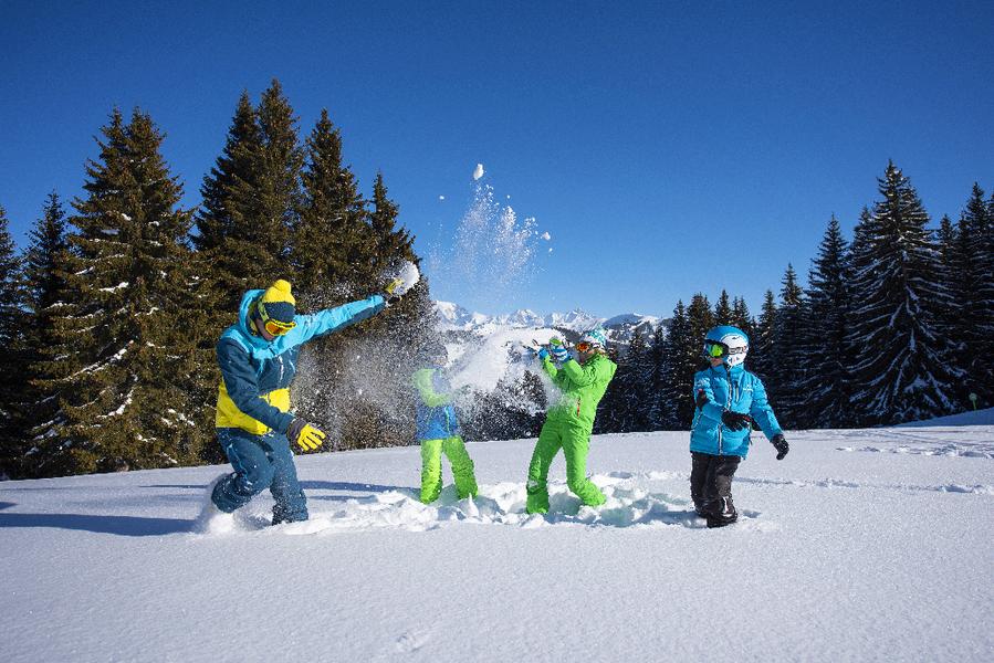 Crest-Voland Cohennoz_famille-a-la-neige