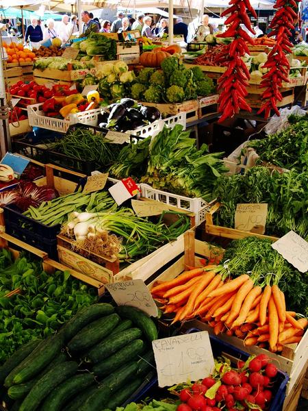 Stands de fruits et légumes dans un marché local 