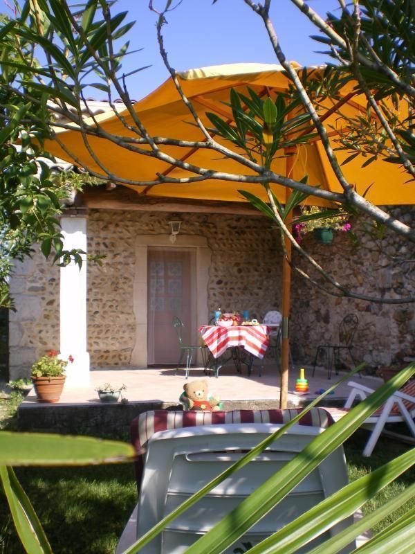 Terrasse couverte du gîte et son jardin attenant