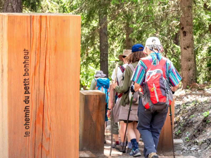 Chemin du petit bonheur et randonneurs