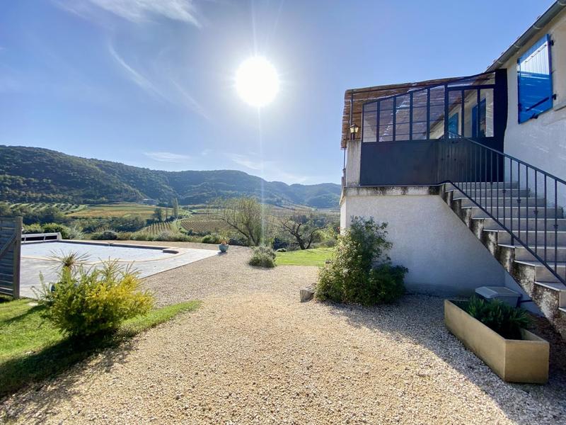 Le Gîte du Soulier, avec piscine partagée et vue dégagée sur les vignes