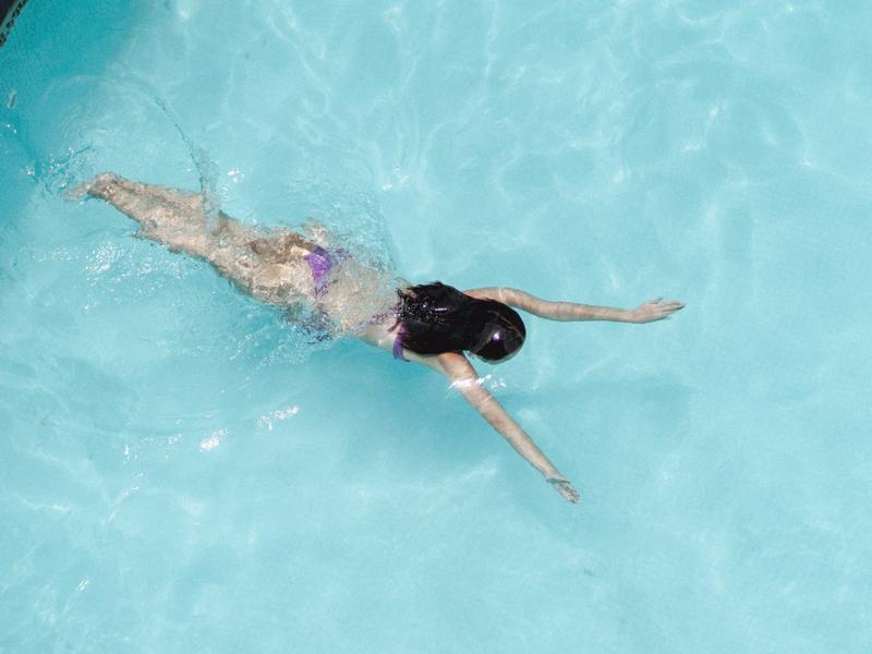 Baignade dans une piscine de plein air