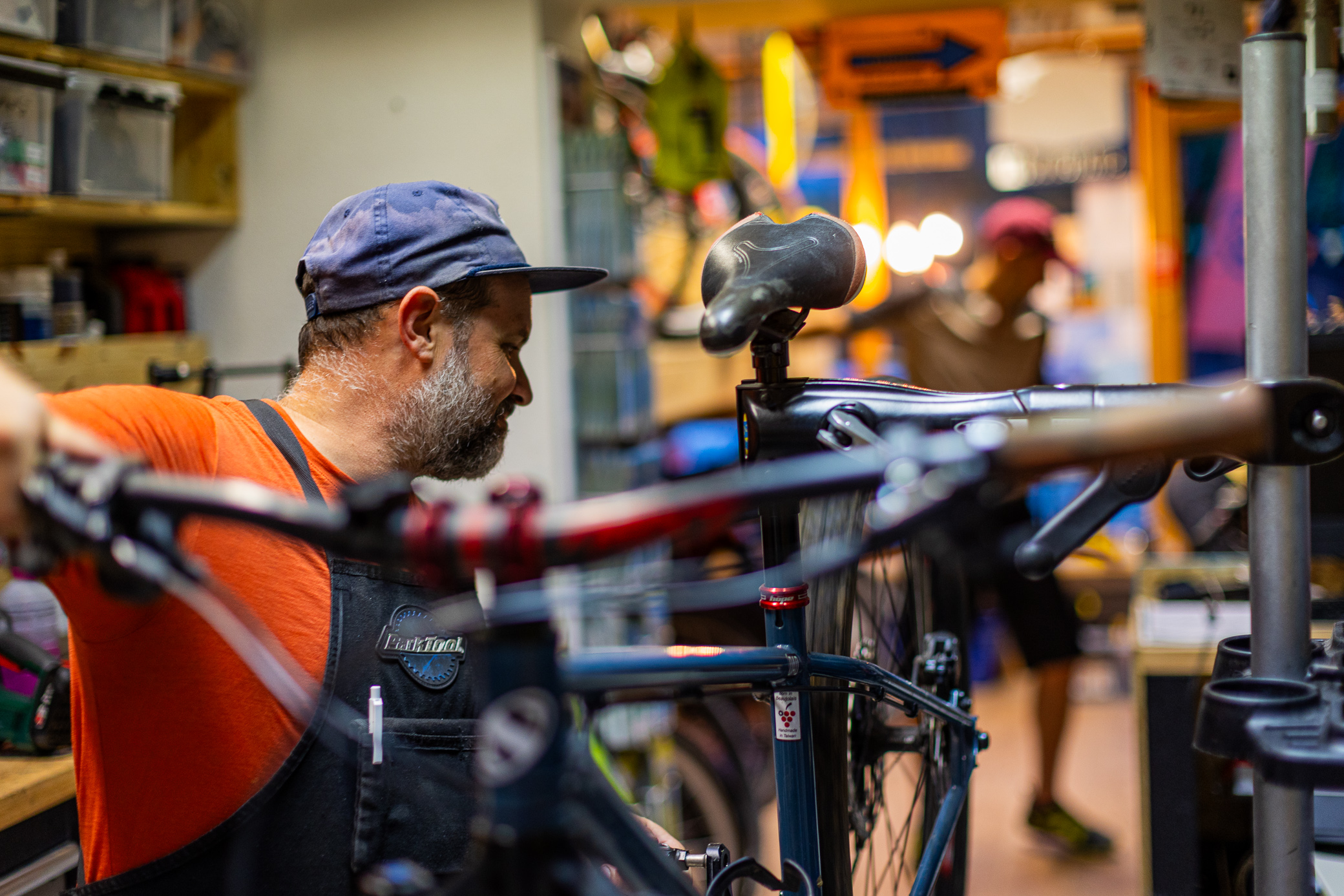 le vélociste est en train de réviser un vélo