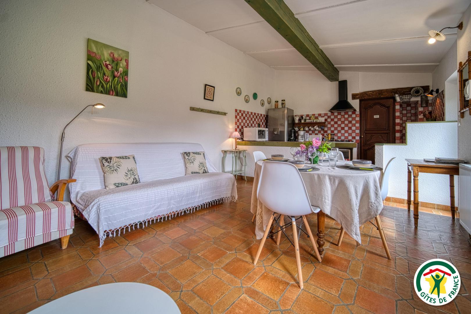 Le salon, le coin repas et la cuisine ouverte