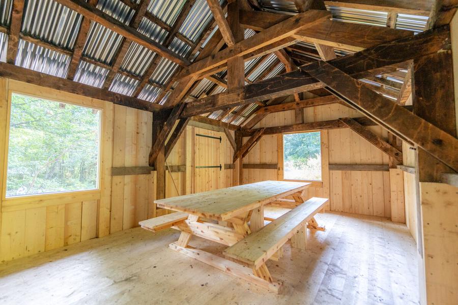 Intérieur de la cabane - Aire de bivouac de la Place à Baban_Aillon-le-Jeune