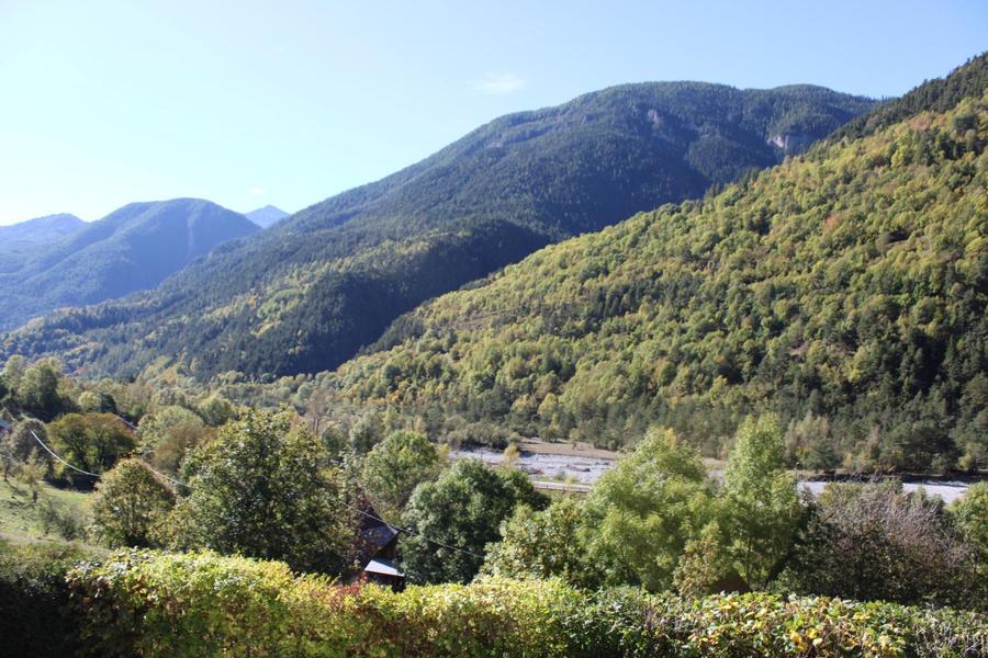 Gîte Chalet Serclet-Vue-Balcon-Cuisine/Séjour-Saint-Étienne-de-Tinée-Gîtes de France des Alpes-Maritimes