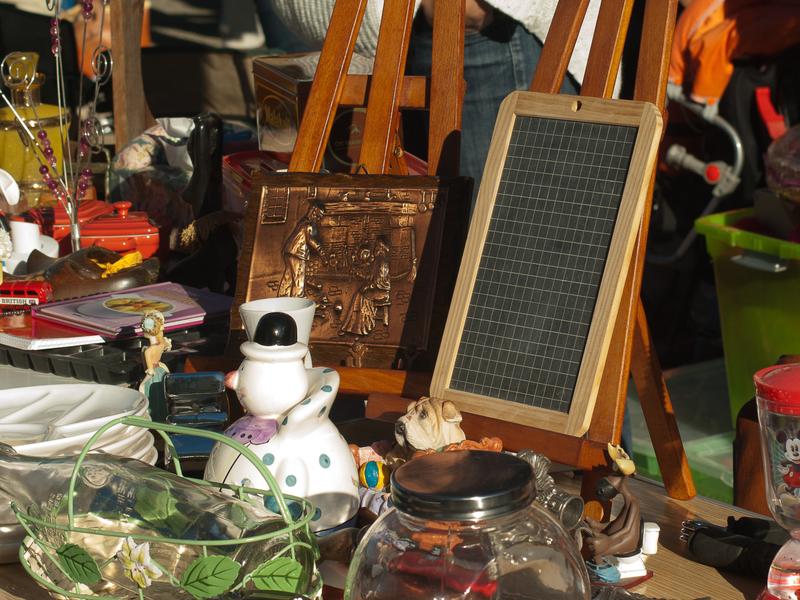 Objets variés sur un stand à vendre