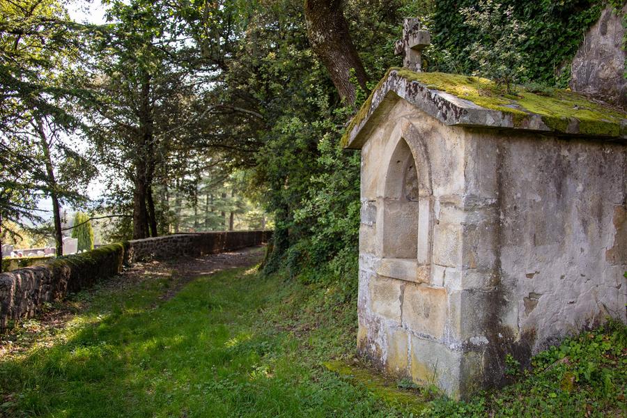 Prades - Une des stations du calvaire de Prades©sourcesetvolcans