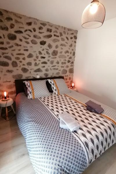 Chambre avec lit 160x200 au gîte Chante Duc aux Gîtes de Sylilanse à St Pons