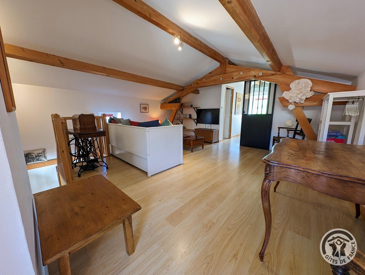 'Gîte des Vallons' à Vaugneray (Rhône - Ouest Lyonnais) : espace salon à l'étage.