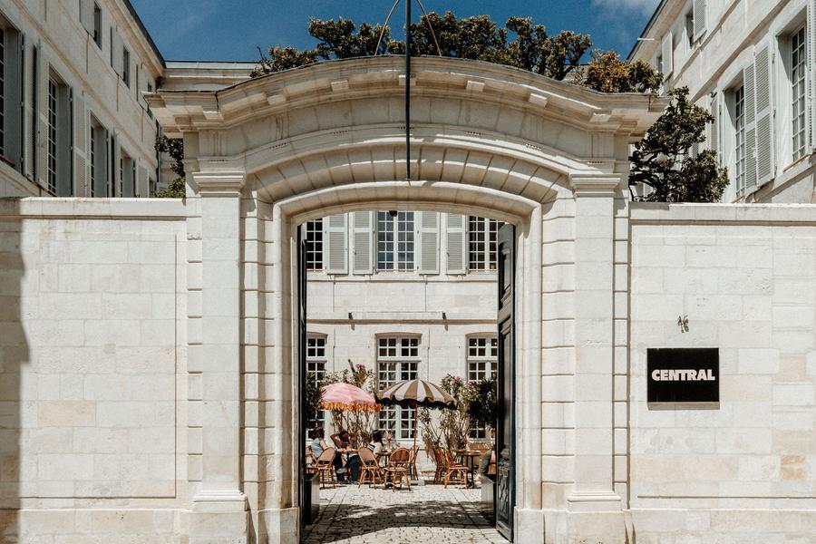 l'arche de la facade extérieure du bâtiment, un ancien hôtel particulier.