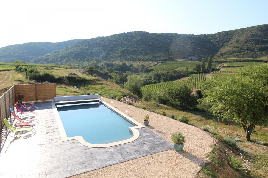 La piscine partagée du gîte avec vue sur le vignoble ardéchois
