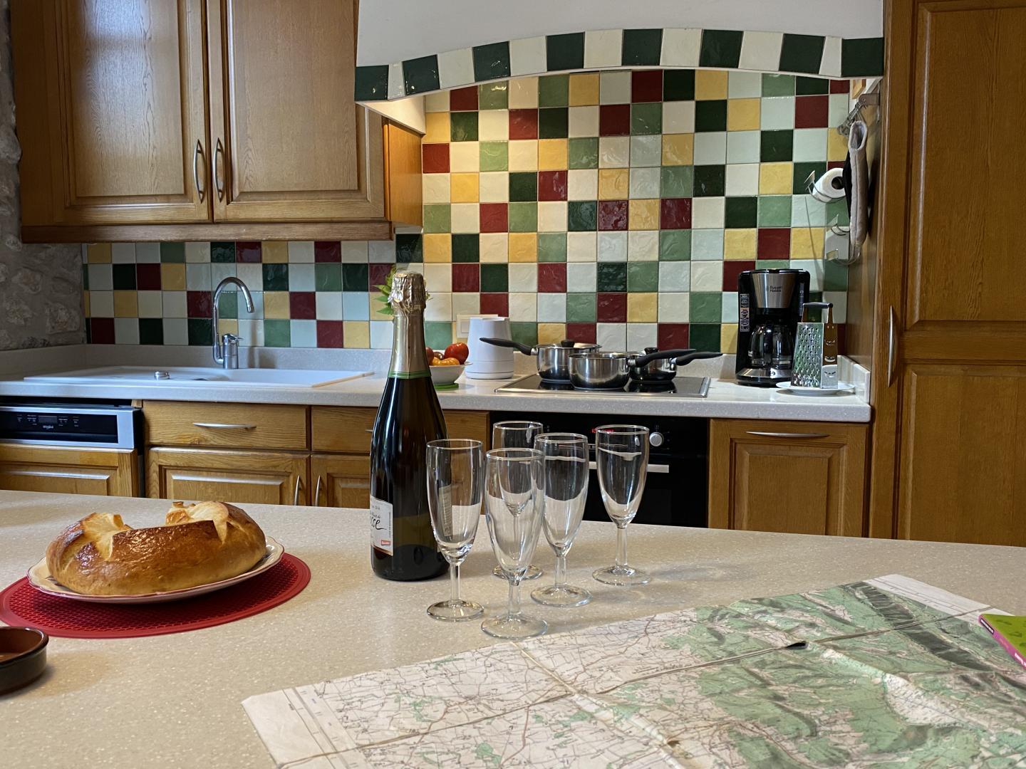 Cuisine et ilot central pour préparer les repas ou prendre un verre et organiser la journée